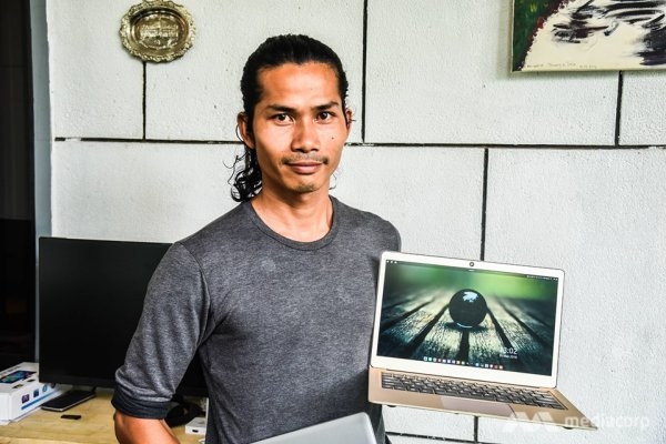 တန္ဖိုးနည္း Laptop ထုတ္လိုက္တဲ့ ဘုန္းႀကီးေက်ာင္းသားခ်ာတိတ္ေလး