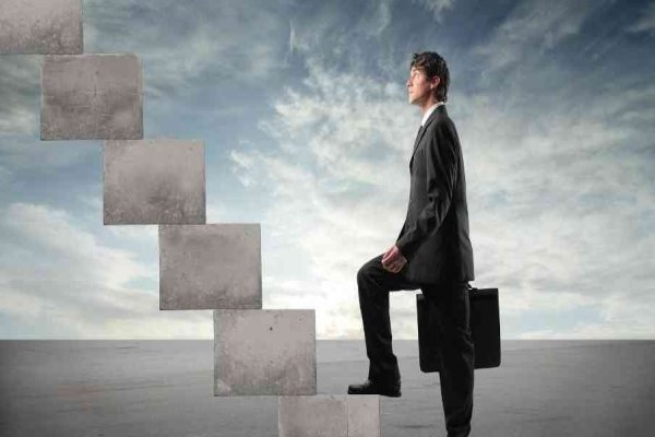 ကုိယ့္ေျခေထာက္ေပၚ ကုိယ္ရပ္ပါ!