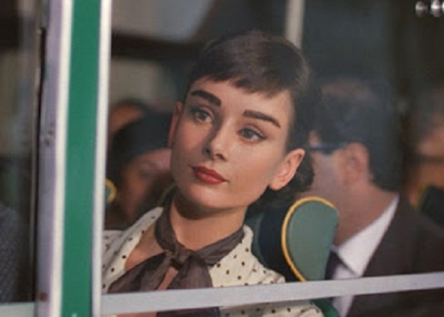 ေသဆံုးသြားျပီျဖစ္ေသာ Audrey Hepburn ကို ျပန္လည္သရုပ္ေဆာင္ခိုင္းထားတဲ့ Galaxy ေၾကာ္ျငာ