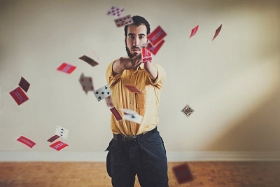 လက္နွစ္ဖက္ မရွိေပမယ့္ ကမၻာေက်ာ္ မ်က္လွည့္ဆရာ ျဖစ္လာခဲ့သူ